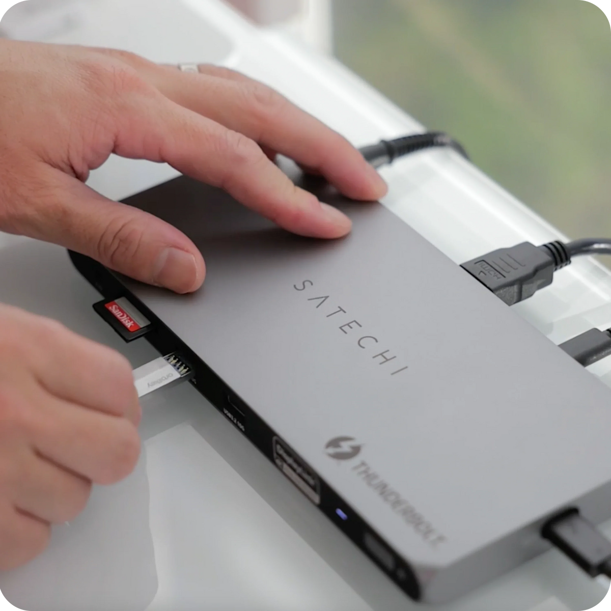 Thunderbolt 4 Docking Station with DisplayLink